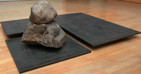Skulptur aus Stahlplatten und Steinen von Lee Ufan im Museum für Asiatische Kunst
