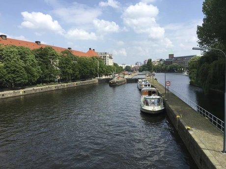 Blick von der Mühlendammbrücke auf Schiffe vor der Mühlendammschleuse Blick von der Mühlendammbrücke auf Schiffe vor der Mühlendammschleuse