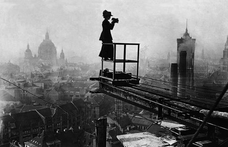 Fotograf unbekannt, Eine Berliner Reportage-Fotografin fotografiert von einem Kran des noch im Bau befindlichen Berliner Stadthauses, Berlin 1909