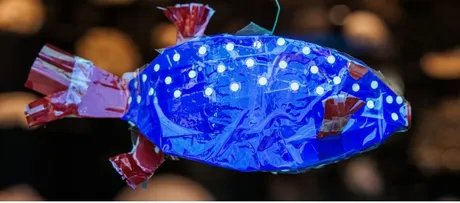 Ein blauer  selbst gestalteter Kofferfisch im Humboldt Labor