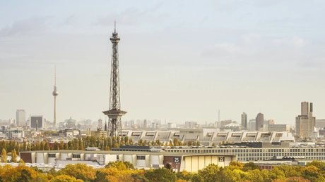 Funkturm mit Berliner Fernsehturm im Hintergrund