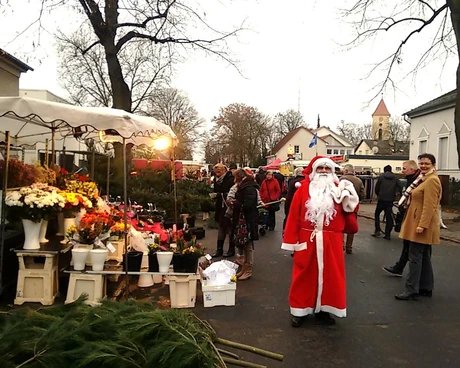 Der Weihnachtsmann auf Neuköllner Wochenmärkten