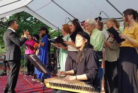 »Ulme35-Chor mit Omar Znkawan Band«