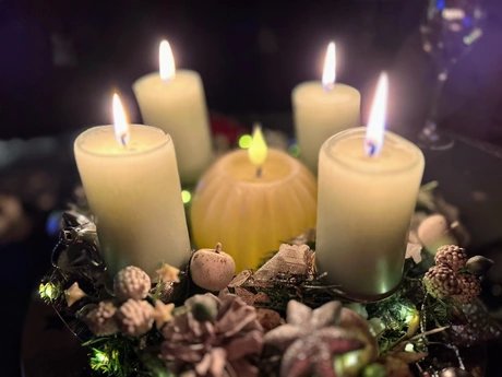 Adventskranz mit vier brennenden Kerzen Adventskranz mit vier brennenden Kerzen