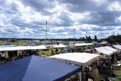 Veranstaltungen in Berlin: Pfingst-Spezial: Riesenflohmarkt Trabrennbahn Karlshorst