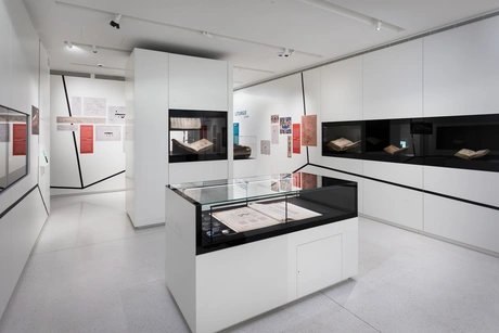 Blick in die Ausstellung „Materialisierte Heiligkeit. Jüdische Buchkunst im rituellen Kontext“ im Stabi Kulturwerk.