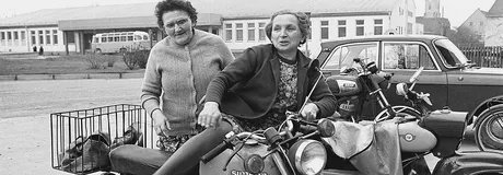 Frauen mit Moped (ca. 1975)