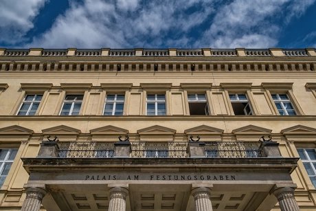 Palais am Festungsgraben, Standort  vom Theater im Palais