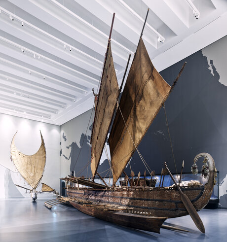 usstellungsansicht des Moduls "Ozeanien: Mensch und Meer. Ein Meer von Inseln" des Ethnologischen Museums im Humboldt Forum
