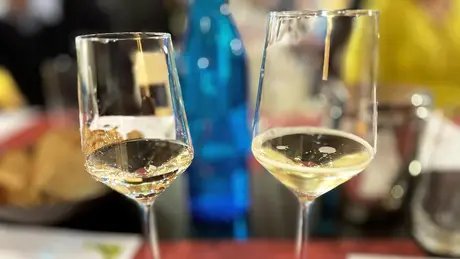 Weingläser gefüllt mit Weißwein