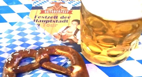 Detail Bier und Brezel auf dem Oktoberfest