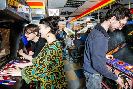 Besuchende in Computerspiele vertieft
