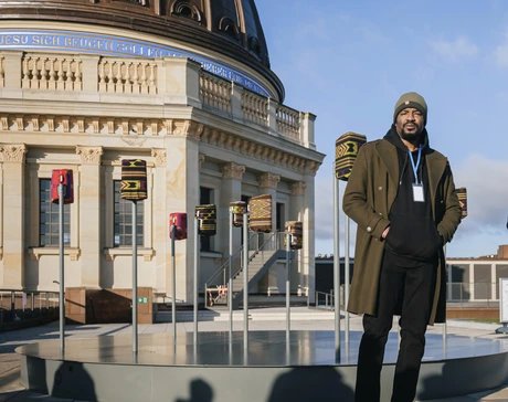 Emeka Ogboh, aufgenommen vor seiner Klanginstallation mit zwoelf Stimmen