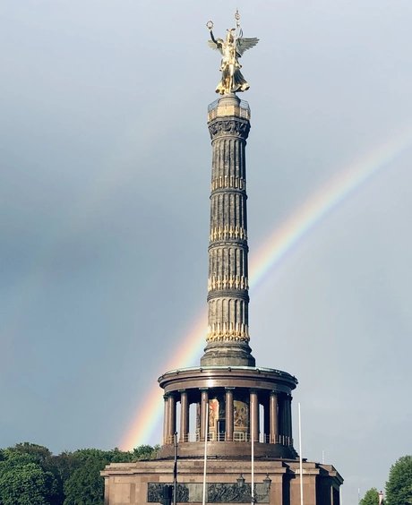 Siegessäule mit Regenbogen