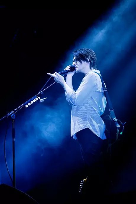 Steven Wilson auf der Bühne singend