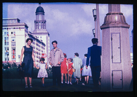 Alice Zadek mit ihrer Tochter Ruth und ihrem Neffen David Hopp auf der Stalinallee (Karl-Marx-Allee), Berlin ca. 1956