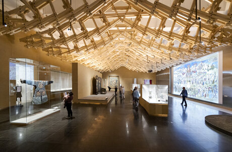 Ansicht der vom chinesischen Architekten Wang Shu gestalteten Deckenkonstruktion im Modul "Hofkunst Chinas" des Museums für Asiatische Kunst im Humboldt Forum