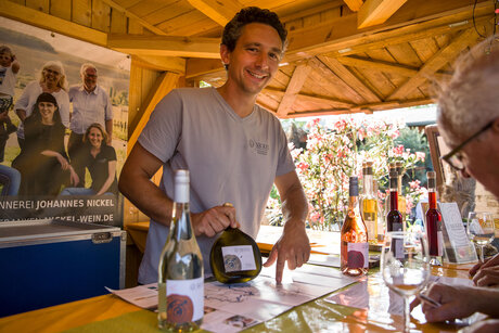Winzer Johannes Nickel beim Weinmarkt in den Späth'schen Baumschulen