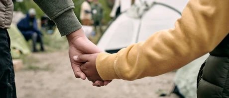 Kinder halten sich an den Händen