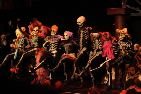 Tanz der Skelette beim mexikanischen Totenfest des Vereins Calaca e.V.