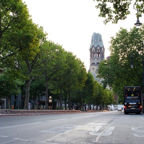 Kudamm und Kaiser-Wilhelm-Gedaechtniskirche im Sommer