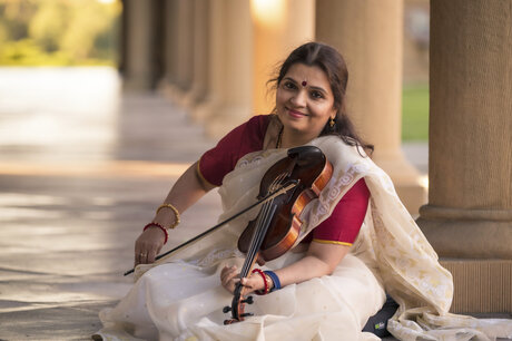 Kala Ramnath mit Geigeninstrument