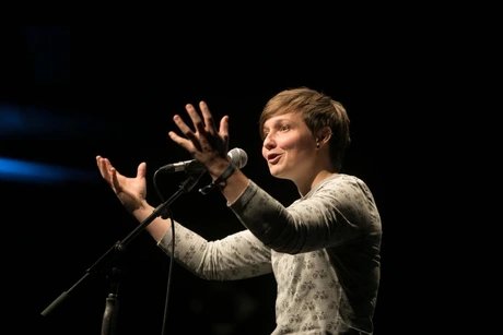 Porträt der Bühnenpoetin, Moderatorin und Poesiepädagogin Meike Harms