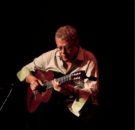 Romero Lubambo spielt Gitarre