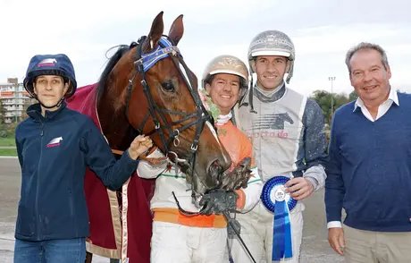 Michael Nimczyk (orangener Dress) mit Stute Naikey