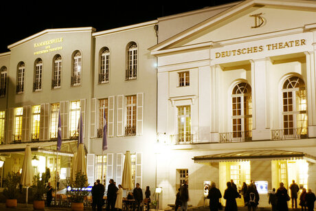 Deutsches Theater, Außenansicht