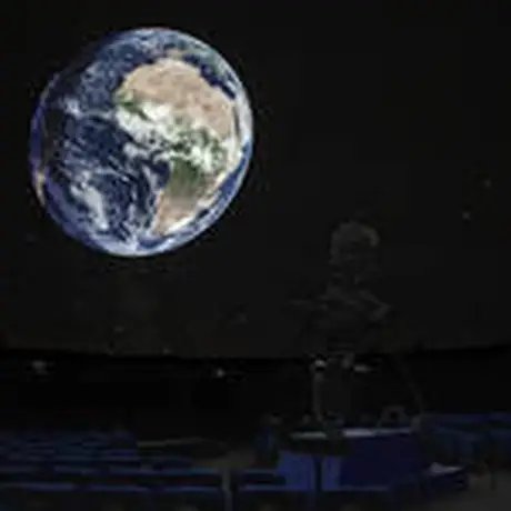 Aufnahme der Erde im Planetariumssaal des Planetarium am Insulanerd der Stiftung Planetarium Berlin.