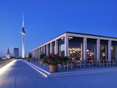 Dachterrasse mit Restaurant Baret und Ausblick auf den Fernsehturm