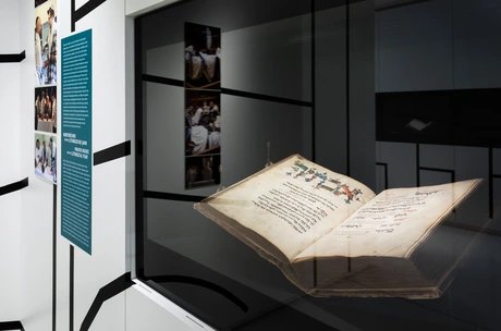 Blick in die Ausstellung „Materialisierte Heiligkeit. Jüdische Buchkunst im rituellen Kontext“ im Stabi Kulturwerk.