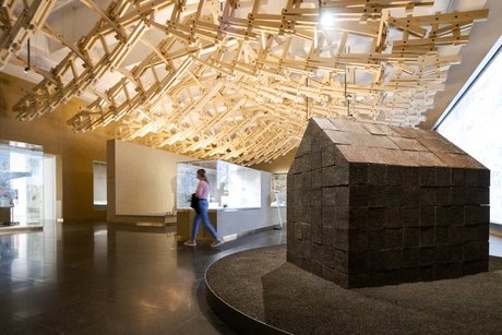 Ansicht des Teehauses von Ai Weiwei und der vom chinesischen Architekten Wang Shu gestalteten Deckenkonstruktion im Modul "Hofkunst Chinas" des Museums für Asiatische Kunst im Humboldt