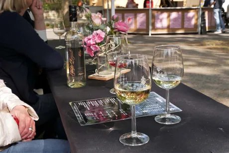 Gaeste_beim_Wein_Pfingsten_Westend