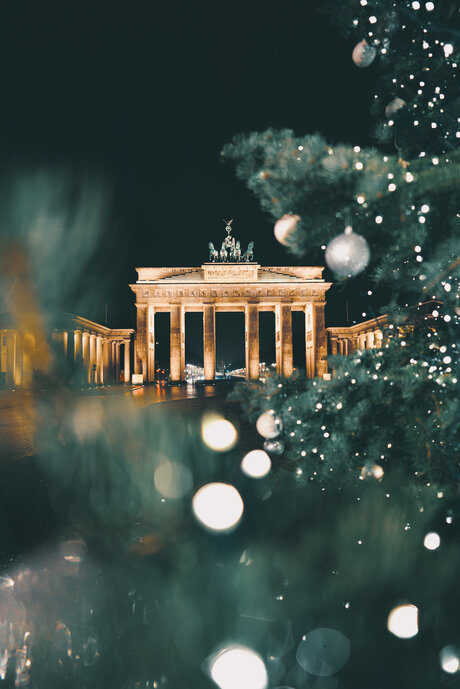 Brandenburger Tor mit Schnee an Weihnachten