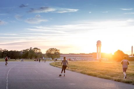 Sonnenuntergang am Tempelhofer Feld
