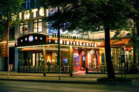 Wintergarten Berlin von außen am Abend beleuchtet