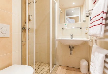 Badezimmer mit Dusche und WC