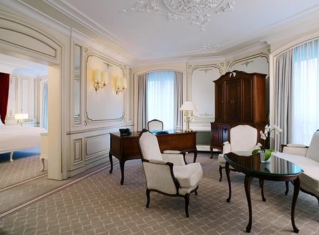 Grand Classic Suite Living Room