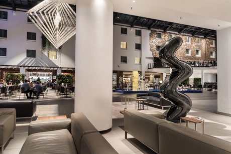 Atrium mit zeitgenössischen Kunstwerken