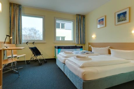 Doppelzimmer mit Babybett