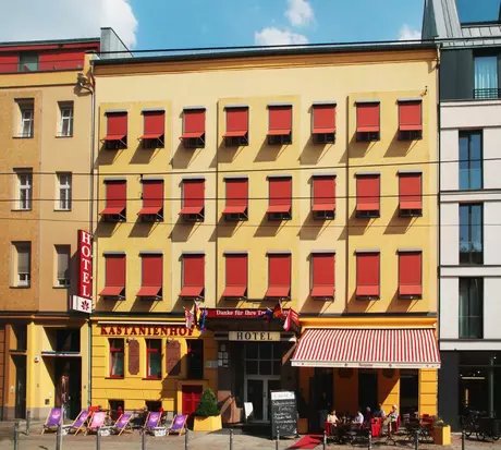 Hotelfassade und Eingang