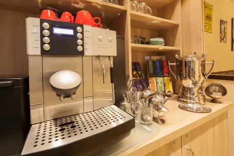 Kaffemaschine zur Selbstbedienung beim Frühstücksbuffet