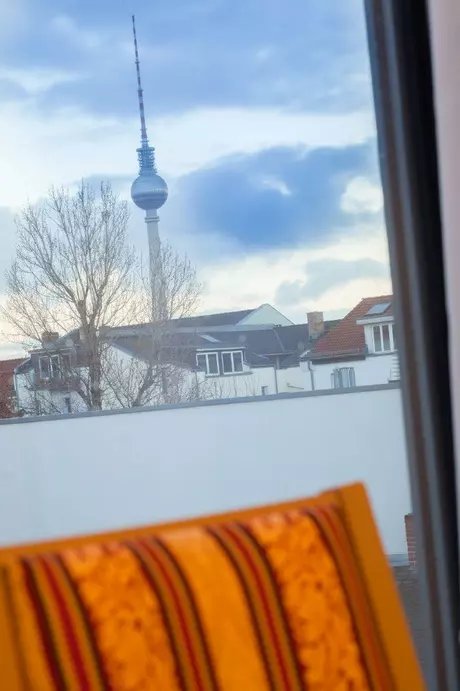 Blick zum Berliner Fernsehturm aus den zum Hof gelegenen Zimmern