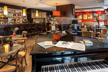 Van Gogh Piano Bar