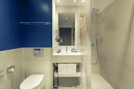 Badezimmer mit Dusche