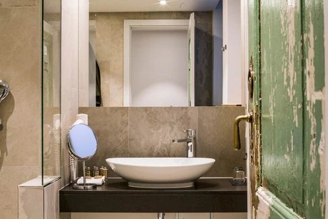 Badezimmer mit historischer Tür