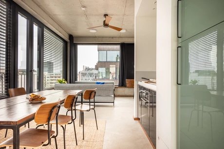Langer Tisch im Apartment