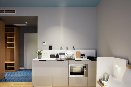 about:apartment großzügiger Küchen- und Flurbereich im Apartment